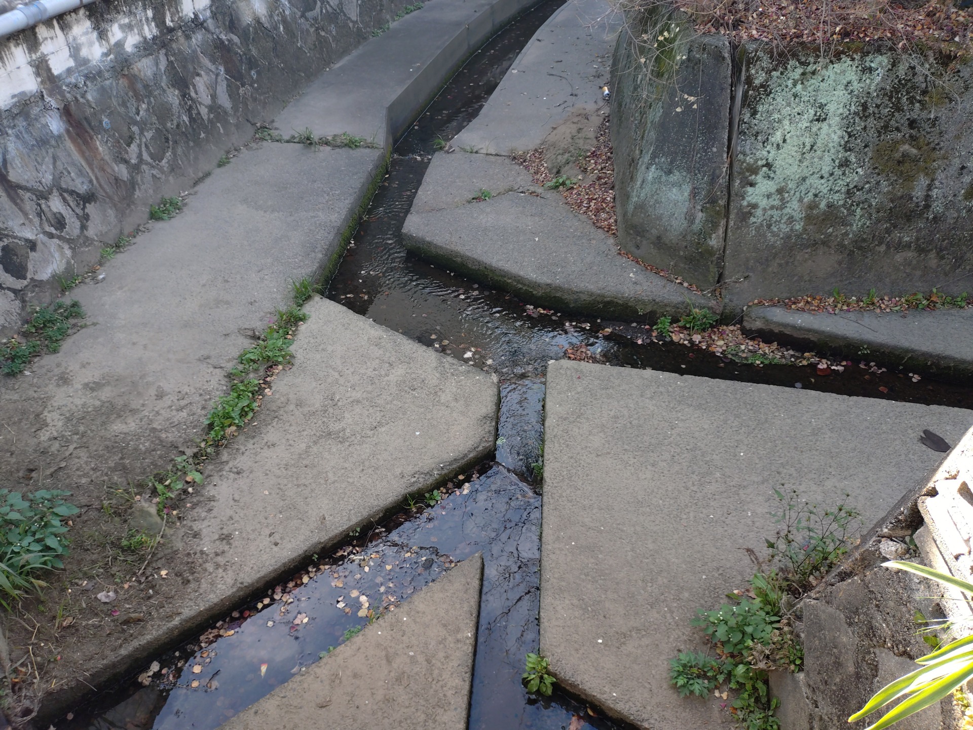 水路のひび割れ