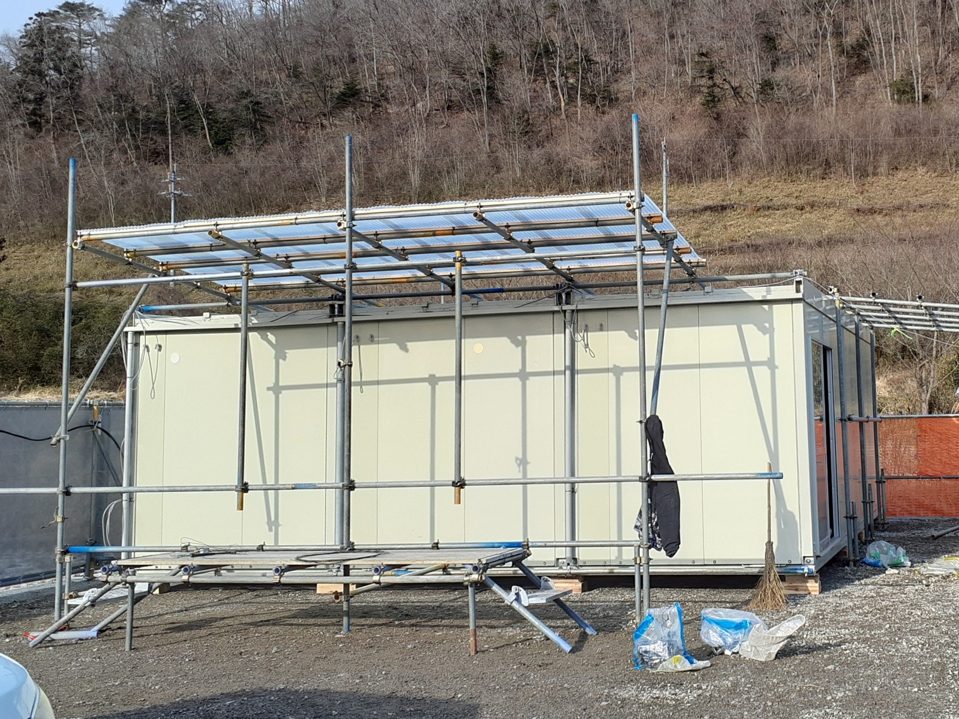 プレハブと屋根