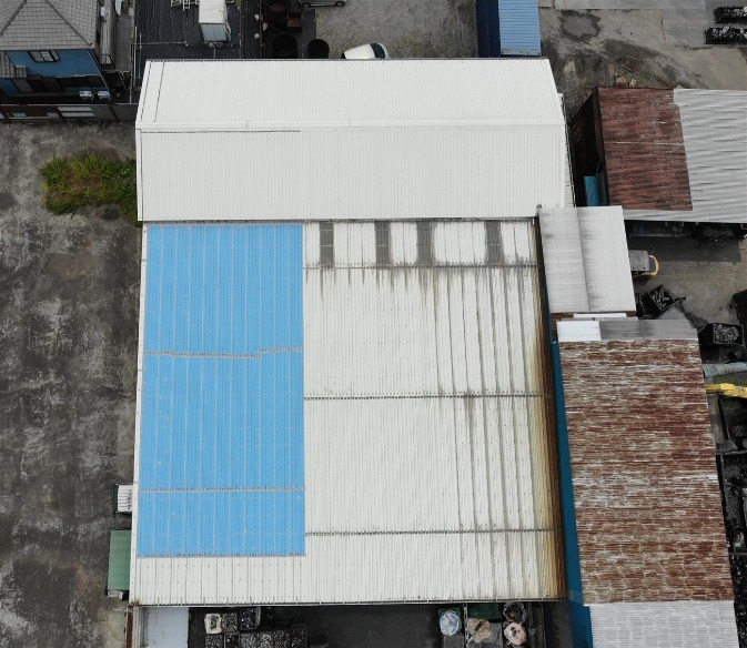施工前の工場屋根を上空から撮影した写真