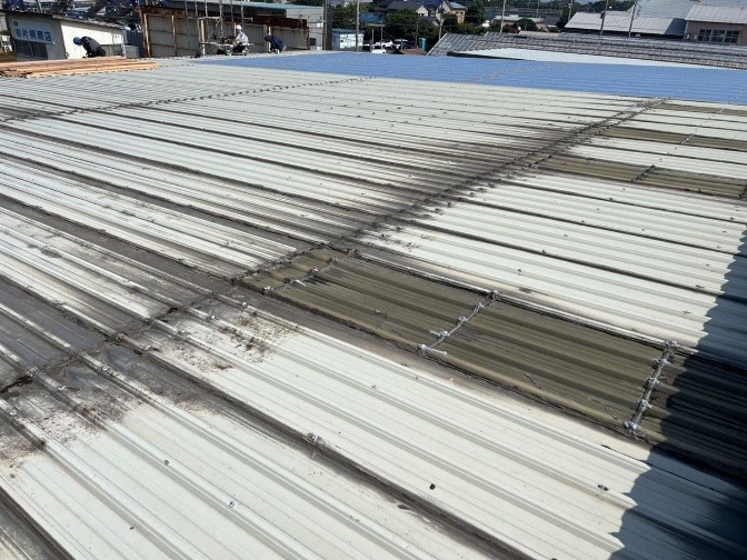 施工前の重なり部分に汚れが集まった屋根面