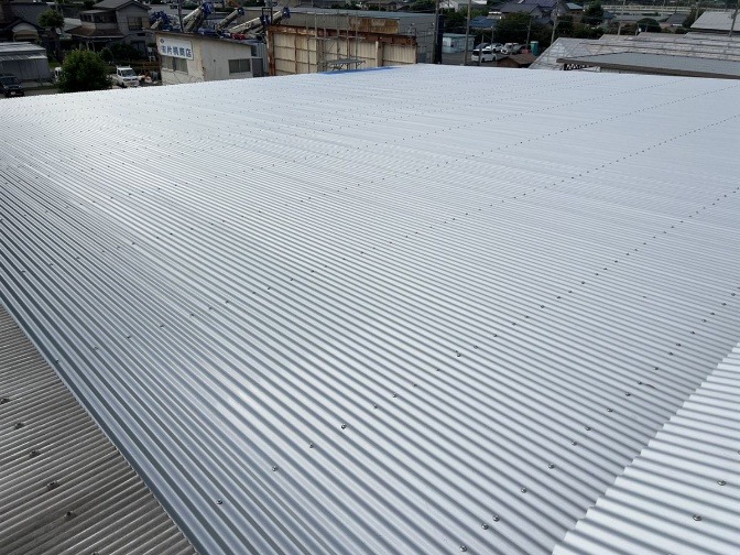 屋根材を張り終えた施工後の広い屋根面