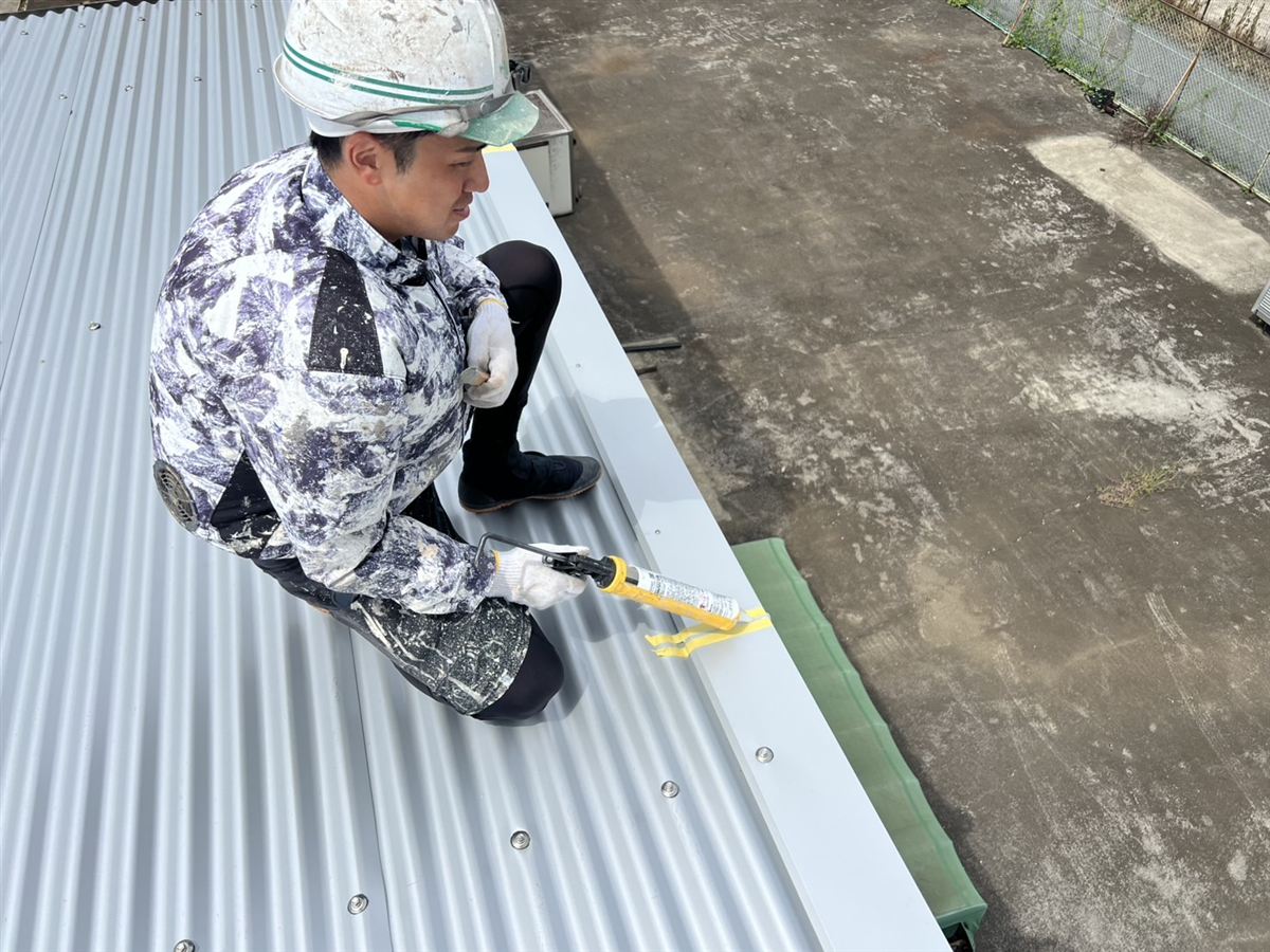 屋根の軒先付近で納まりを確認する作業