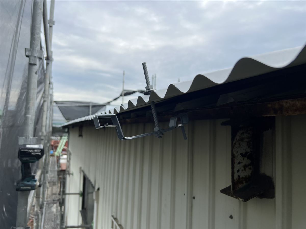 軒先を横から確認した施工途中の状態