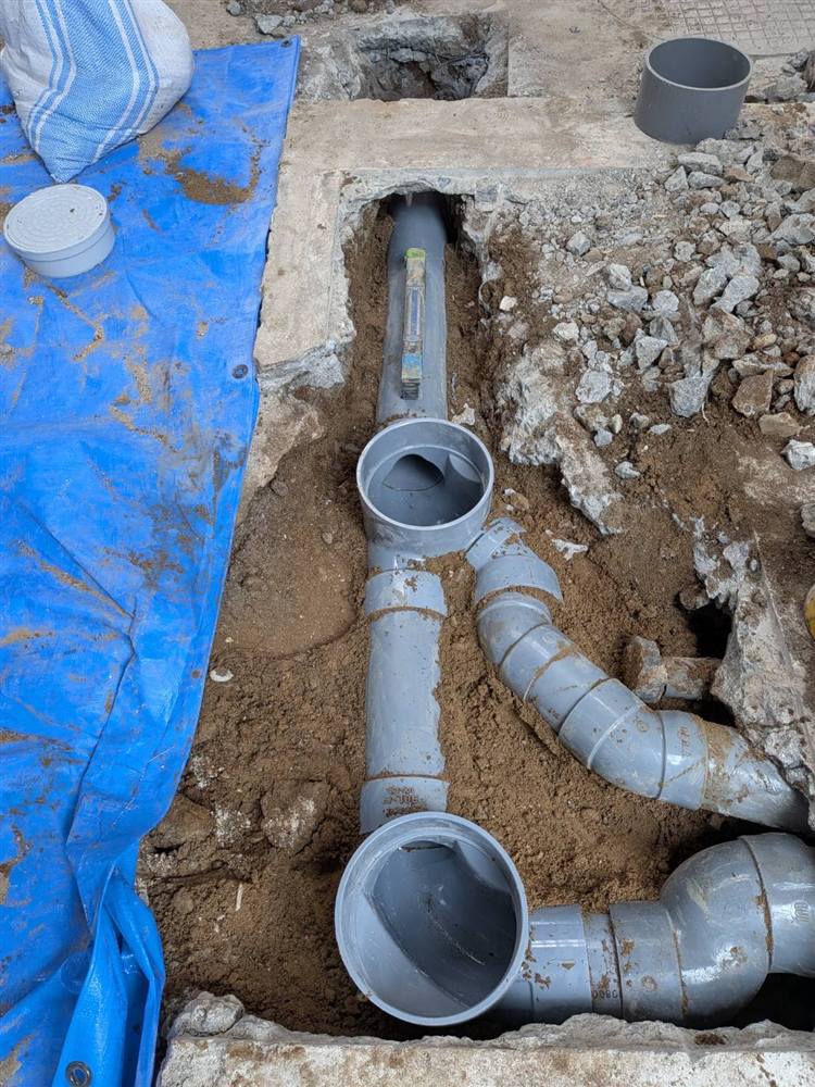 新しい塩ビ製小口径桝2か所と接続する排水管の据え付け状況