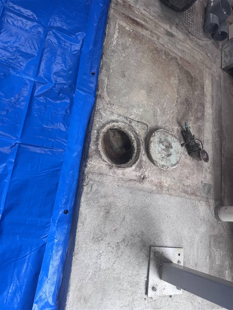 工場敷地内の作業範囲を養生し既存排水桝の蓋を開けた着工前の状況
