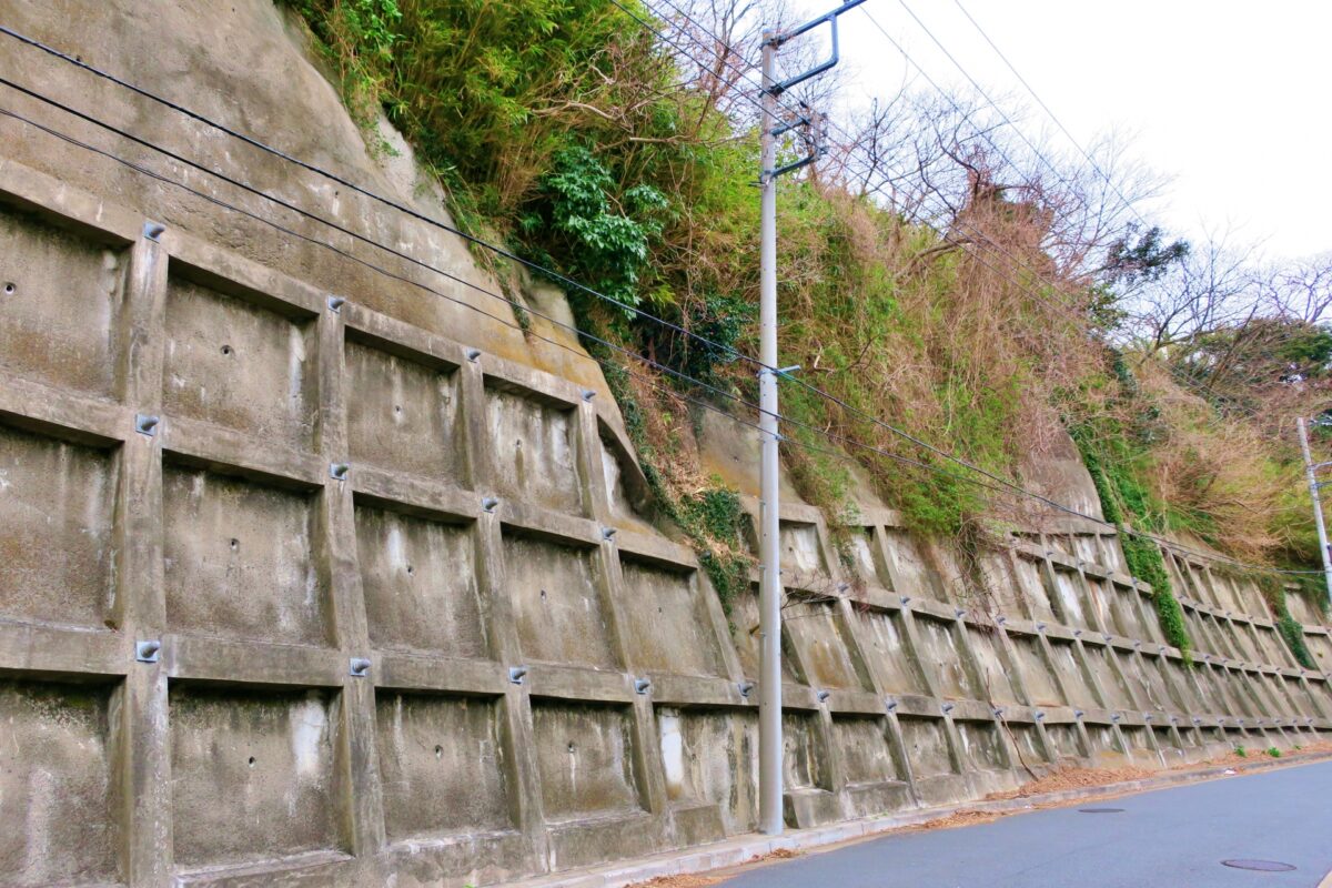 コンクリート張りの法面
