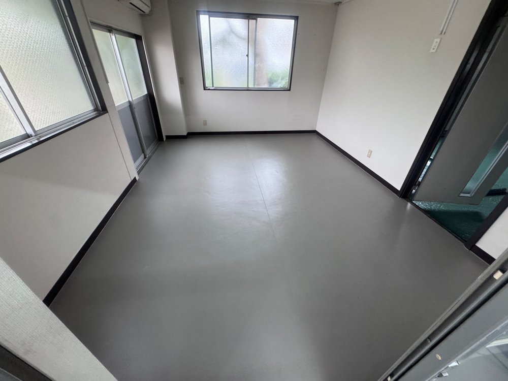 研究施設奥の部屋 長尺シート施工後