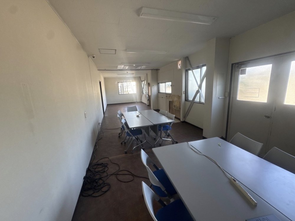 野田市研究施設の事務室 床改修前の茶色い床
