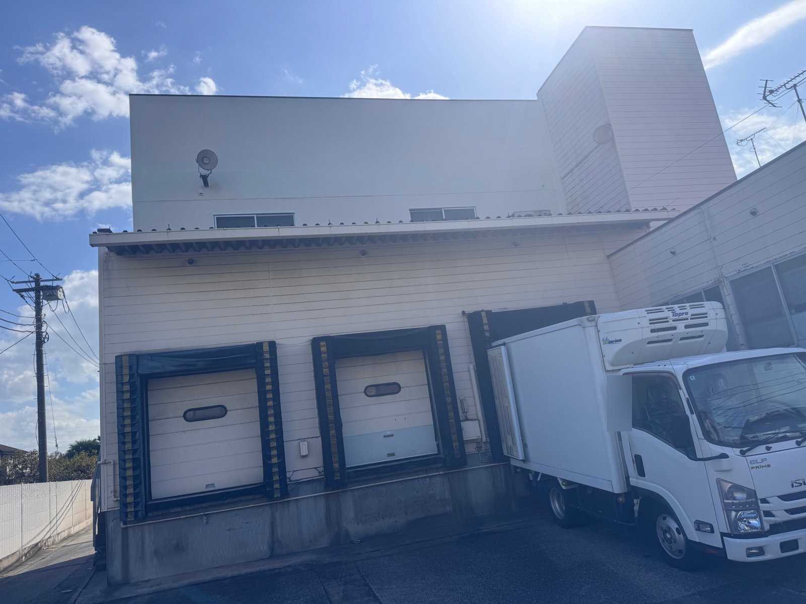 千葉市若葉区の工場 目地補修と塗装後の荷捌き場側外壁