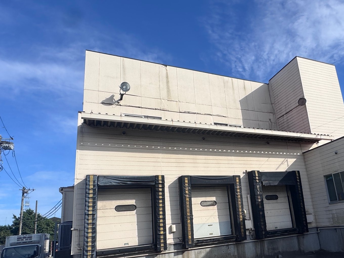 千葉市若葉区の工場 雨だれ跡がある荷捌き場側外壁の施工前