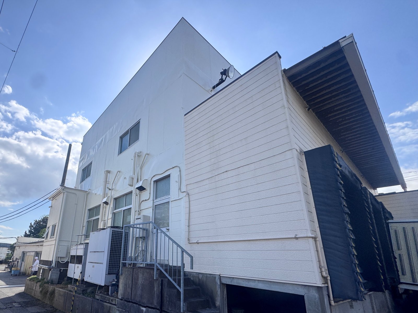 千葉市若葉区の工場 板金カバーと塗装後の側面外壁
